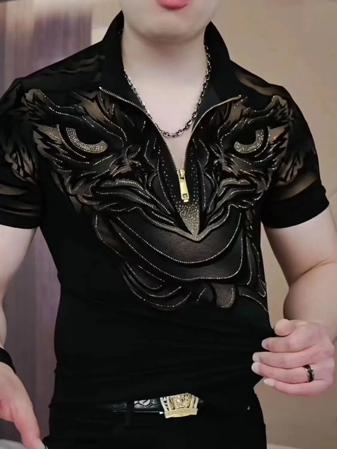 Trendy kartal siyah altın sıcak damgalı yaka erkek kısa kollu ince yakışıklı kesim boyutu sıkı Fit bakmak