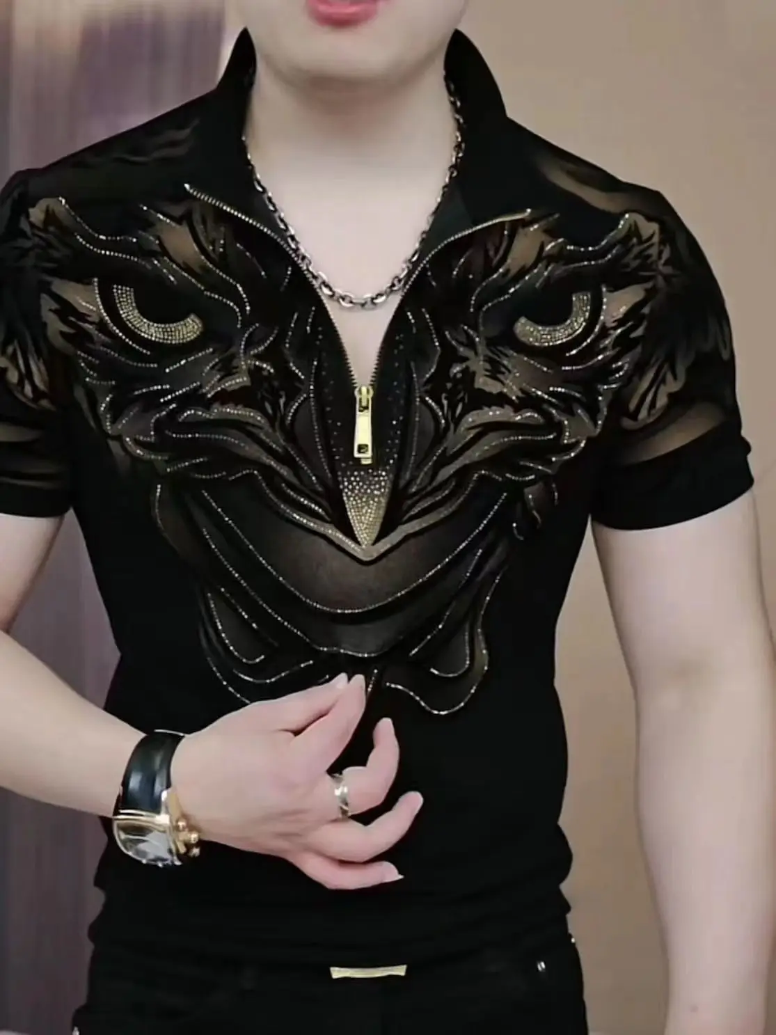 Trendy kartal siyah altın sıcak damgalı yaka erkek kısa kollu ince yakışıklı kesim boyutu sıkı Fit bakmak