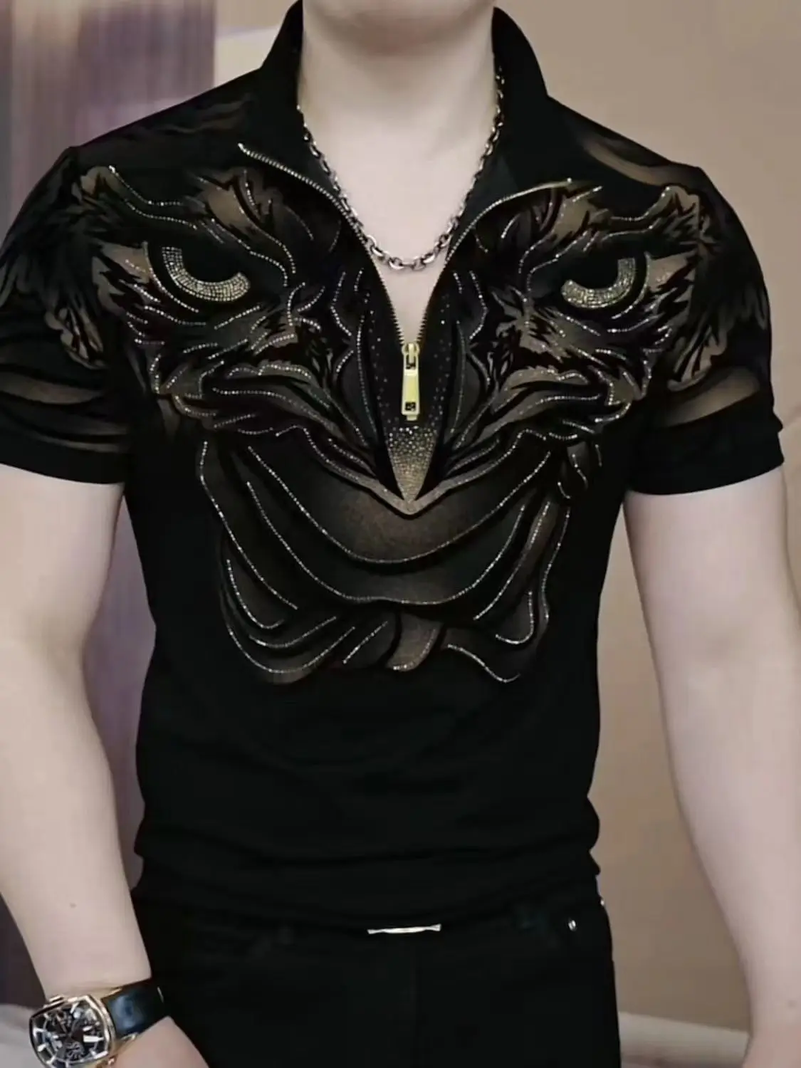 Trendy kartal siyah altın sıcak damgalı yaka erkek kısa kollu ince yakışıklı kesim boyutu sıkı Fit bakmak