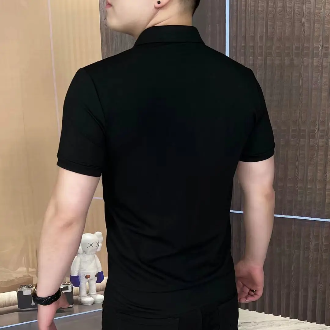 Trendy kartal siyah altın sıcak damgalı yaka erkek kısa kollu ince yakışıklı kesim boyutu sıkı Fit bakmak