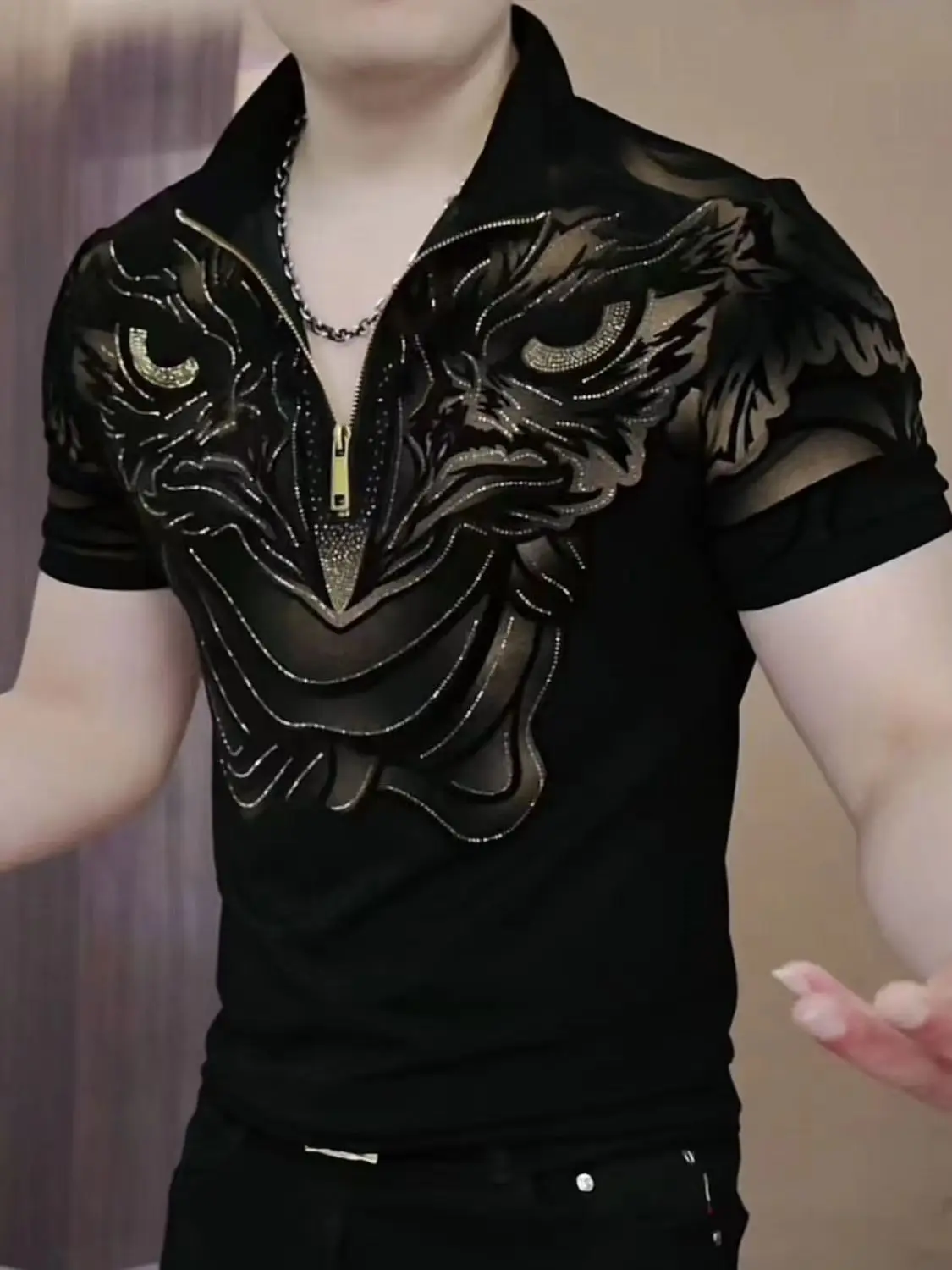 Trendy kartal siyah altın sıcak damgalı yaka erkek kısa kollu ince yakışıklı kesim boyutu sıkı Fit bakmak