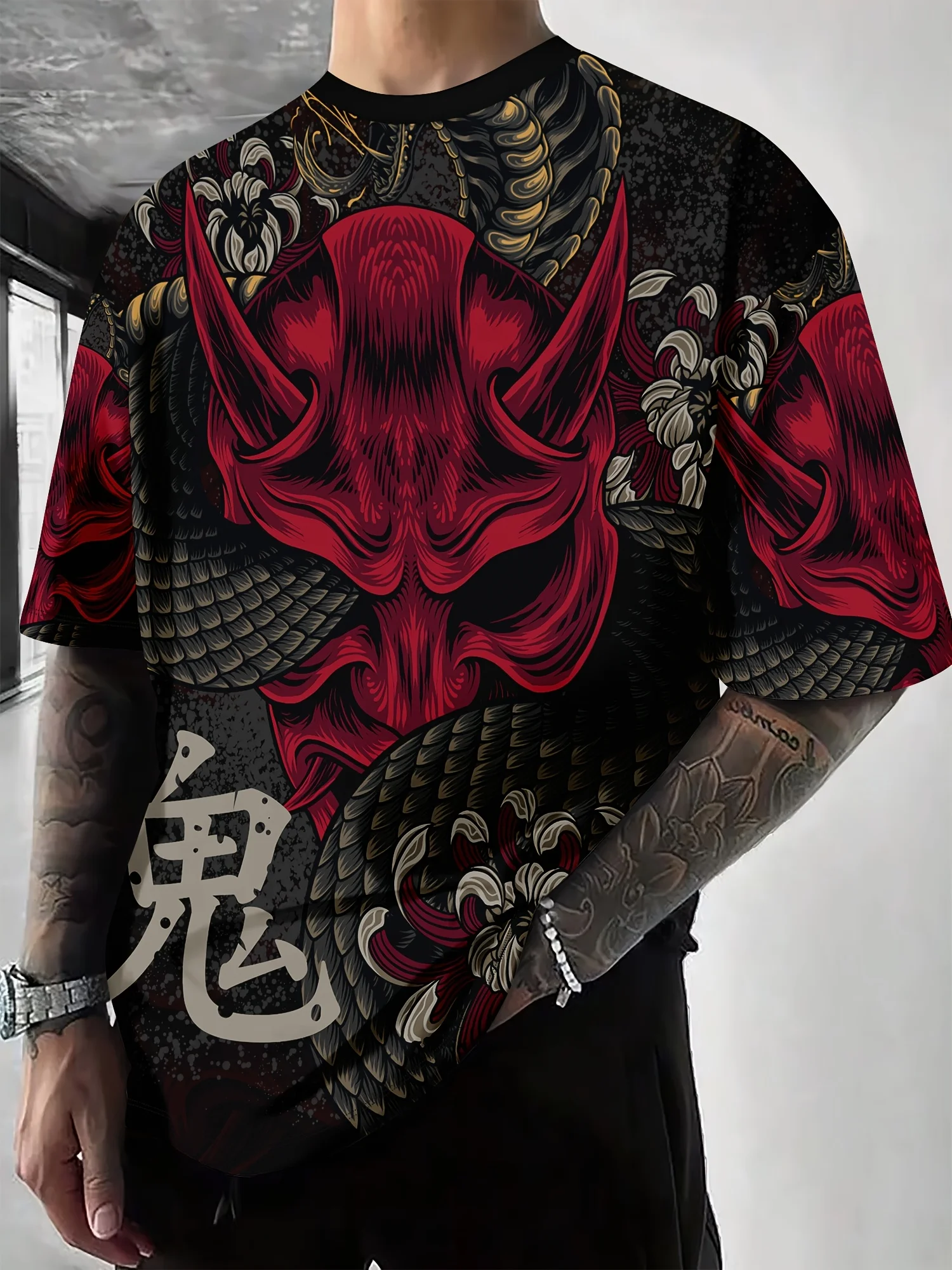 Men's red and black dragon printed off-the-shoulder short-sleeved T-shirt, casual round-neck tattoo design summer T-shirt